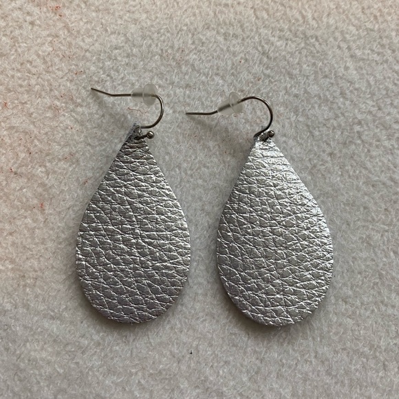 Jewelry - silver‎ teardrop earrings